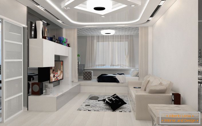 A sala de estar em estilo high-tech se assemelha a um cinema familiar, onde é conveniente passar uma noite livre com parentes ou amigos. 