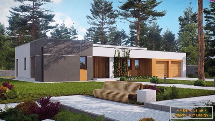 A casa de campo de um andar em estilo high-tech é cercada por um design paisagístico apropriado.