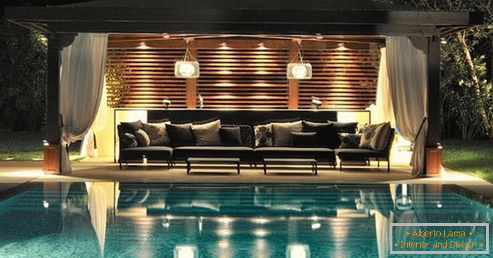 Arbor no estilo de alta tecnologia à beira da piscina - descanso confortável em um interior moderno.