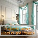 Interior claro com cortinas turquesa