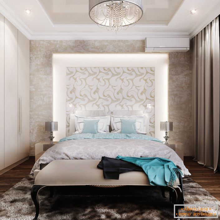 Um conceito de design sutil é um painel decorativo iluminado na cabeceira da cama. Uma ótima solução para os fãs lerem antes de dormir.