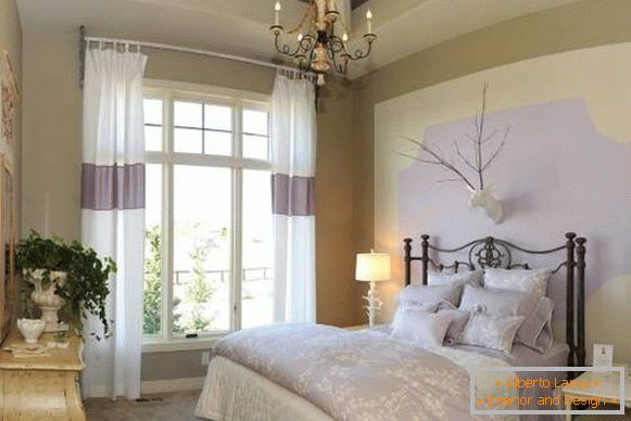 Cortinas de luz no quarto no estilo de Provence na cor branca e lilás