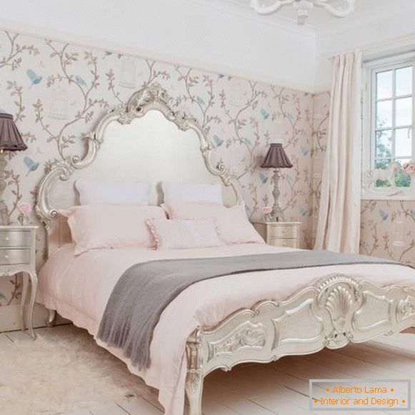 Como escolher cortinas e papel de parede no estilo de Provence para um quarto - foto
