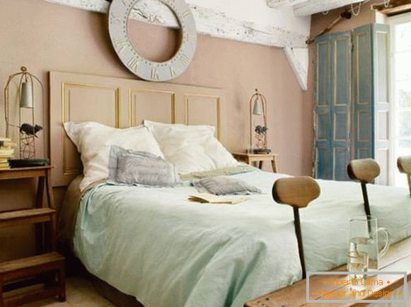 Um pequeno quarto em estilo provençal - uma foto de um interior criativo