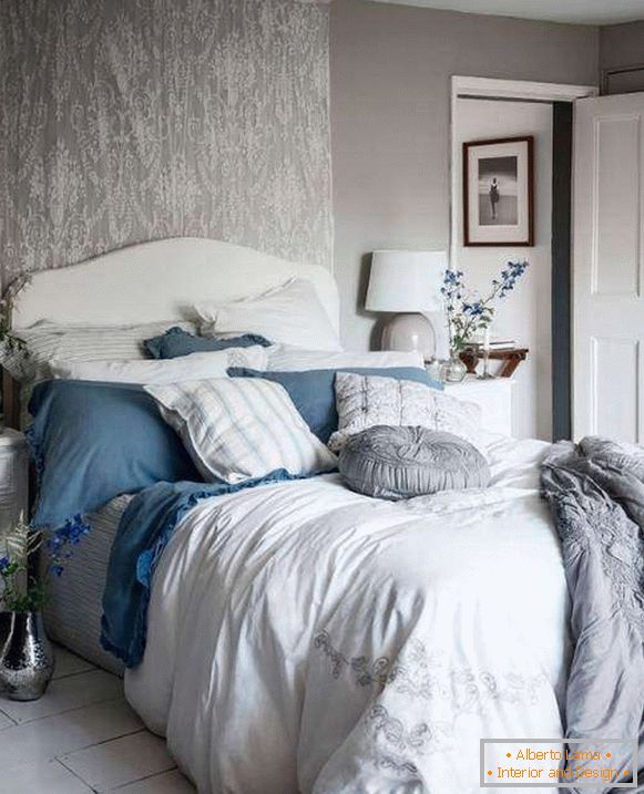 Shebbie quarto chique com paredes cinzentas, decoração branca e azul