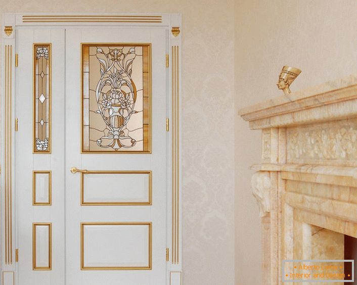 O design das portas em estilo Art Nouveau é moderadamente restrito e refinado. A cor branca da tela combina harmoniosamente com os detalhes decorativos dourados.