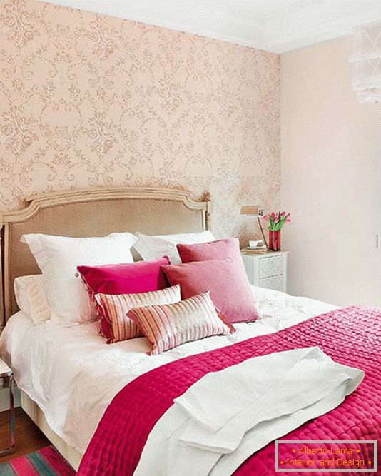 Uma combinação de rosa brilhante e champanhe no desenho da cama