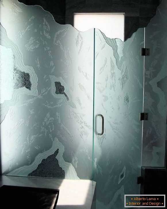 Porta de vidro incomum no chuveiro - foto no interior
