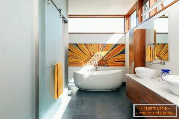 Design de interiores de casa de banho com portas de vidro deslizantes