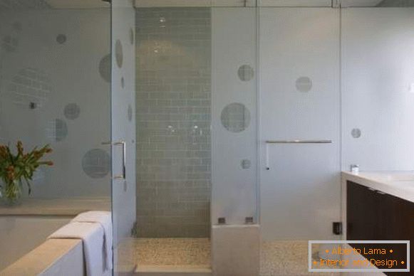 Aprenda a comprar portas elegantes para banheiros de vidro