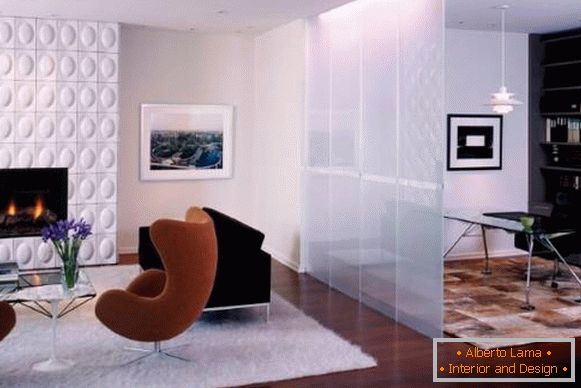 A divisória de vidro no estúdio do apartamento - sala de estar e escritório