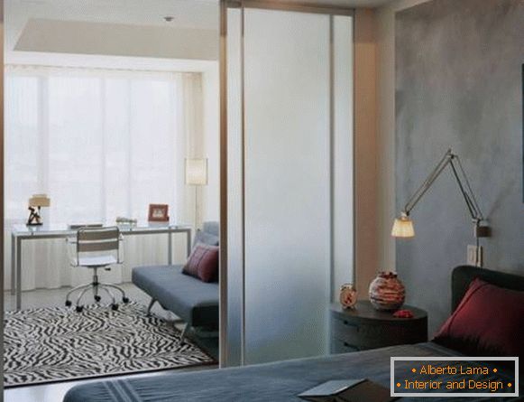 Portas e divisórias de vidro deslizantes - foto no apartamento