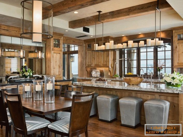 Uma atmosfera romântica reina na cozinha. Zoneamento conveniente da cozinha na área de jantar e espaço de trabalho faz o espaço prático e funcional.