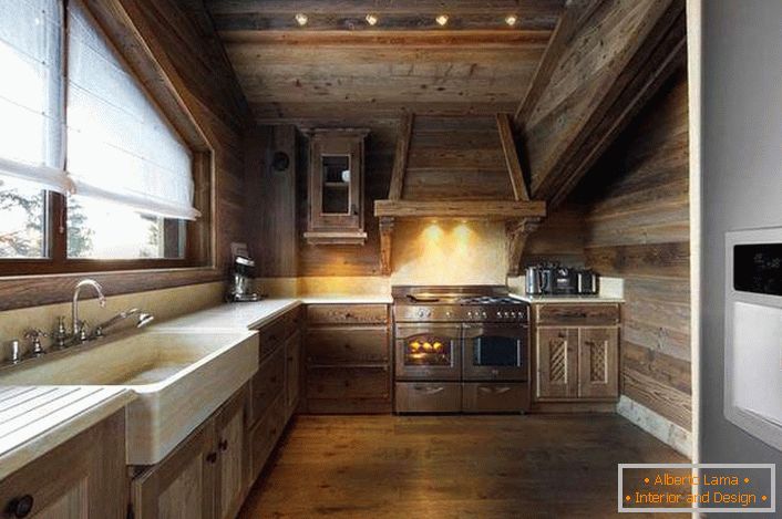 Design contido da cozinha no estilo alpino é decorado em uma única cor.