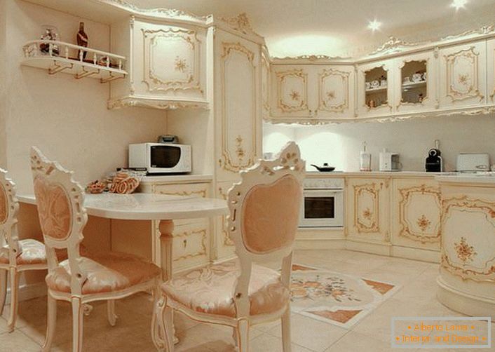 O estilo é de reis de estilo barroco. Apenas requintado mobiliário de salão, dourado, tapeçaria em poltronas.