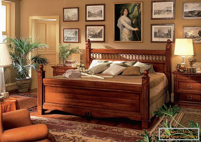 Corretamente combinados, móveis maciços de madeira para um quarto no estilo barroco.