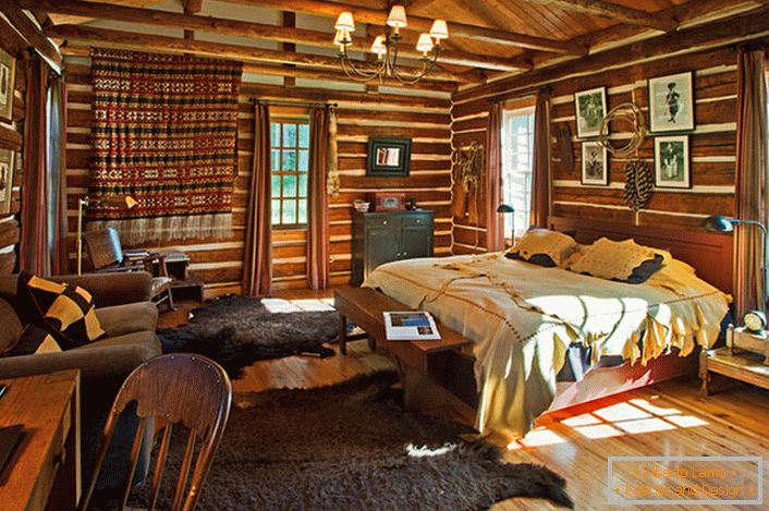 Um quarto em estilo country em uma pequena casa na floresta. 