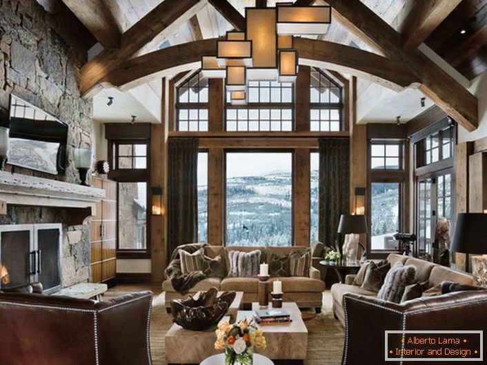 Aconchegante sala de estar em estilo country com janelas panorâmicas. De acordo com o estilo moderno para o interior é a iluminação corretamente escolhida.