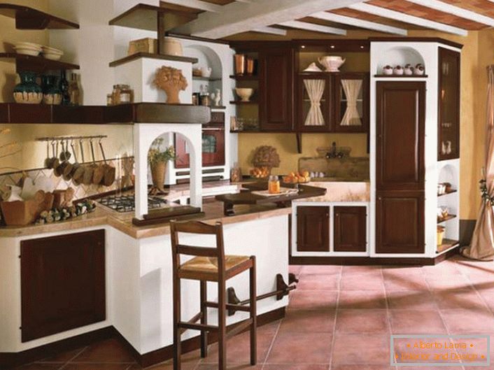 Cozinha em estilo country em uma casa de campo em uma das províncias da França. Uma cozinha espaçosa e luminosa é o sonho de qualquer amante.