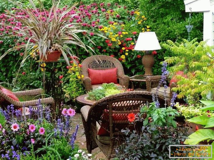 Área de lazer no jardim no estilo country - uma ótima oportunidade para relaxar na natureza.
