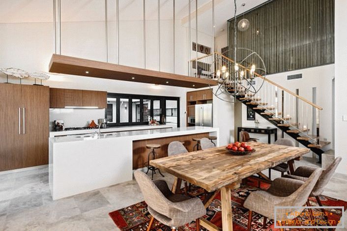 Uma cozinha elegante em estilo loft não é sobrecarregada com detalhes. Um conjunto de cozinha prático e funcional divide o espaço em uma área de trabalho e de jantar.