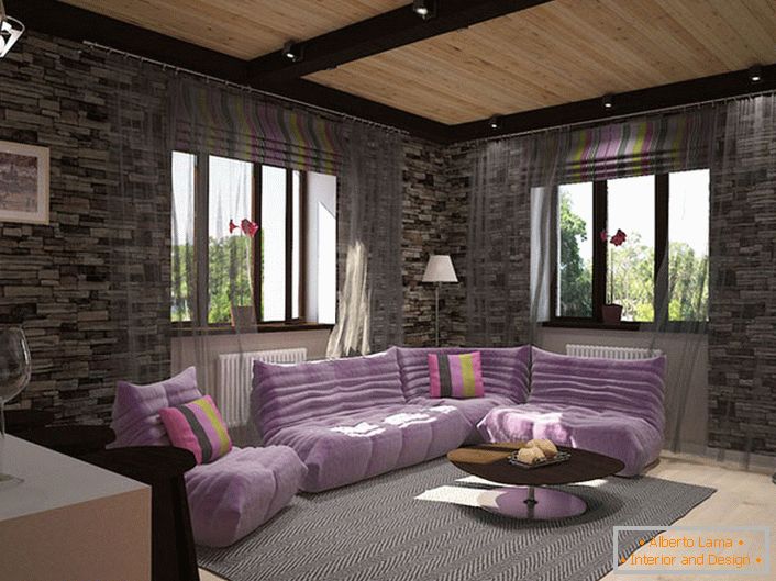 Projeto de design para uma aconchegante sala de estar em estilo loft. A decoração das paredes de pedra é harmoniosamente combinada com móveis suaves e roxos.