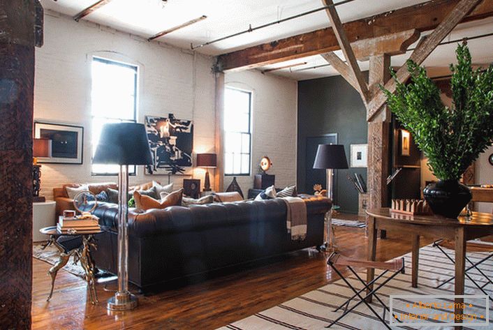 Uma atmosfera criativa reina na sala de estar em estilo loft. Acentos brilhantes tornam o ambiente aconchegante e aconchegante.