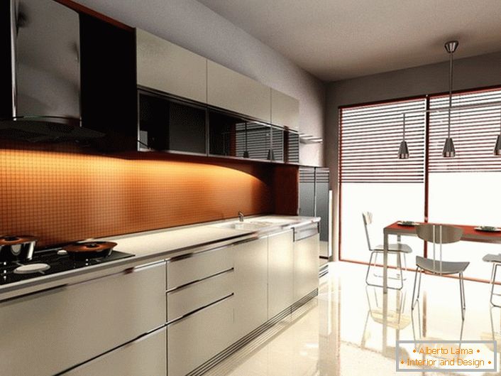 A luz suave na cozinha de estilo moderno torna a atmosfera romântica. O efeito é conseguido com a ajuda de persianas, que cobrem as janelas panorâmicas.
