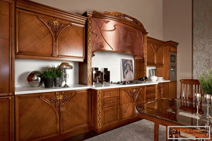 Um magnífico exemplo de uma cozinha no estilo Art Nouveau. Móveis feitos de madeira natural tornam o interior atraente e requintado.