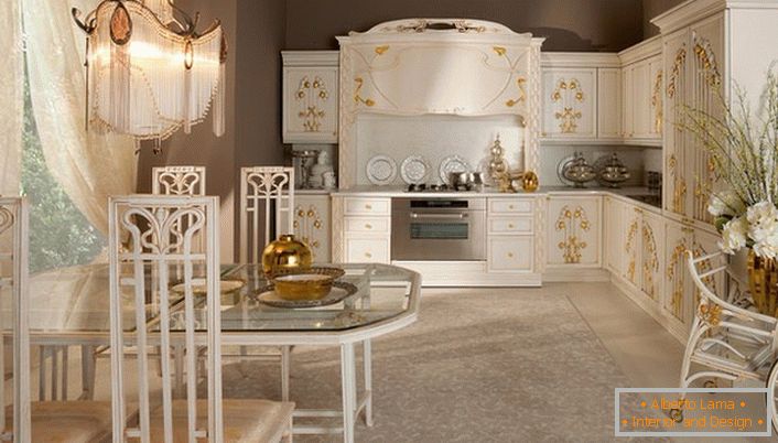 Um detalhe digno de nota no design da cozinha no estilo Art Nouveau eram os elementos dourados da decoração. Luz suave e abafada torna a situação uma família quente.