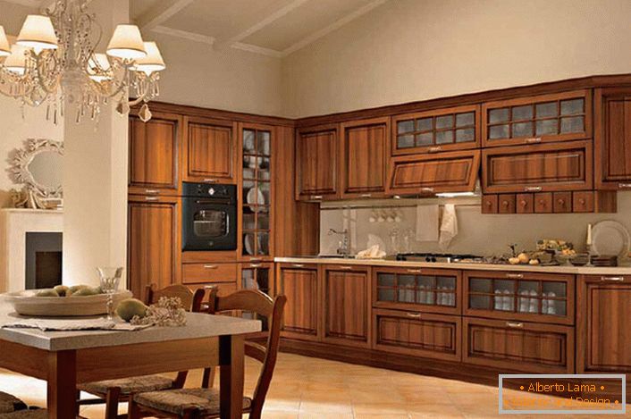 A kitchenette para a cozinha no estilo Liberty é feita de madeira natural, que é um dos requisitos básicos do conceito estilístico. 