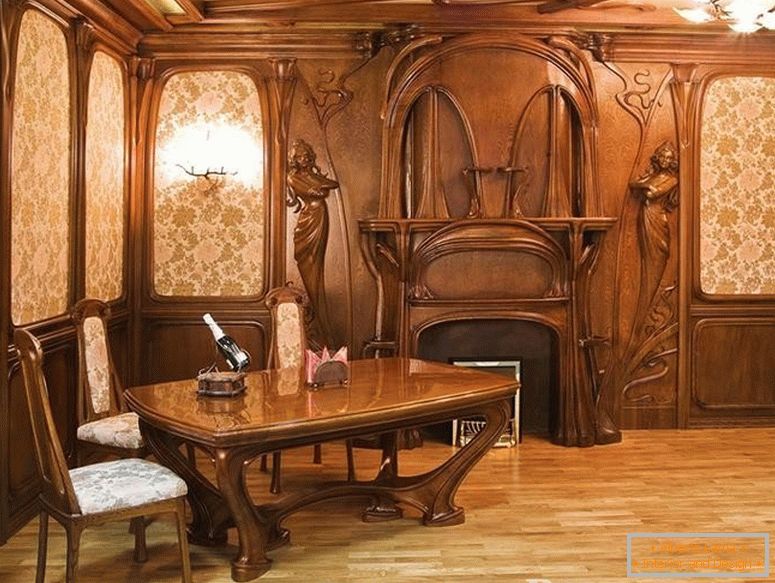 Interior de madeira com mesa e cadeiras