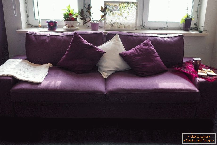Sofá roxo com travesseiros