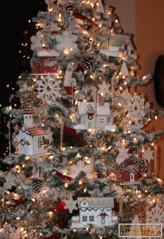 Árvore de Natal com casas de brinquedo