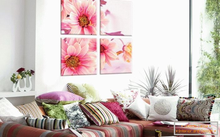 Cada vez mais os proprietários de habitações optam pelo design interior da imagem com uma estampa floral. As pétalas suavemente rosadas tornam a atmosfera na sala romântica e fácil. 
