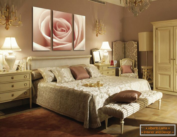 O broto de uma rosa pálida em pinturas modulares complementa o interior luxuoso do quarto no estilo Art Deco.