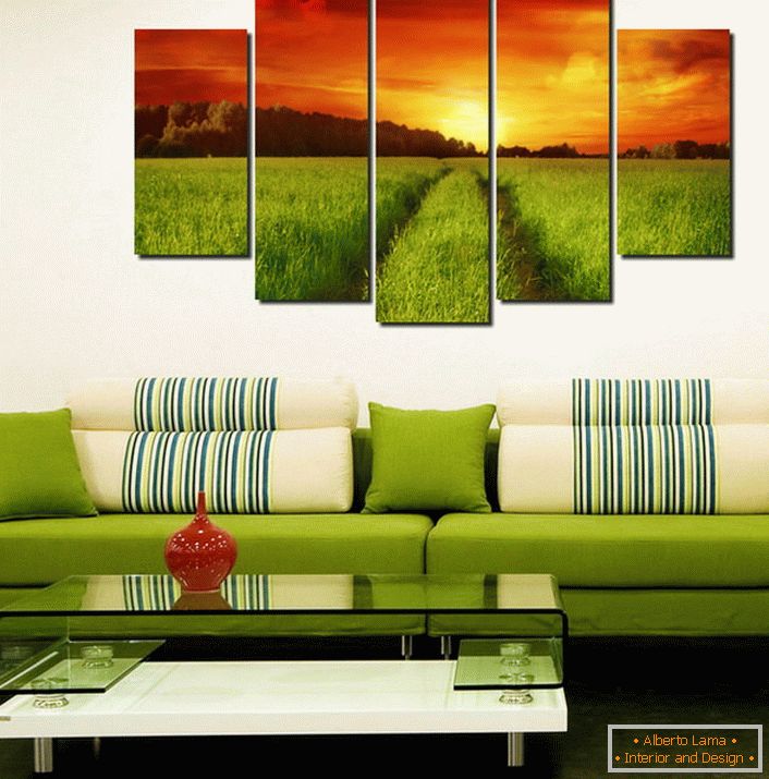 Pinturas modulares cuidadosamente selecionadas para um interior individual. O campo verde, por assim dizer, continua o sofá, combinado com o tom.