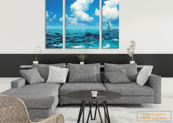 Pinturas modulares com a imagem do mar tornam a situação na sala de estar tão leve e excitante no verão. 