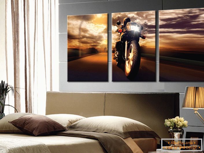 O quarto do jovem solteiro é decorado com uma pintura modular, na qual um motociclista é retratado.