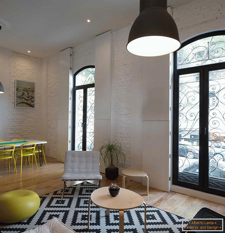 Interior de um pequeno apartamento de um quarto в чёрно-белом цвете
