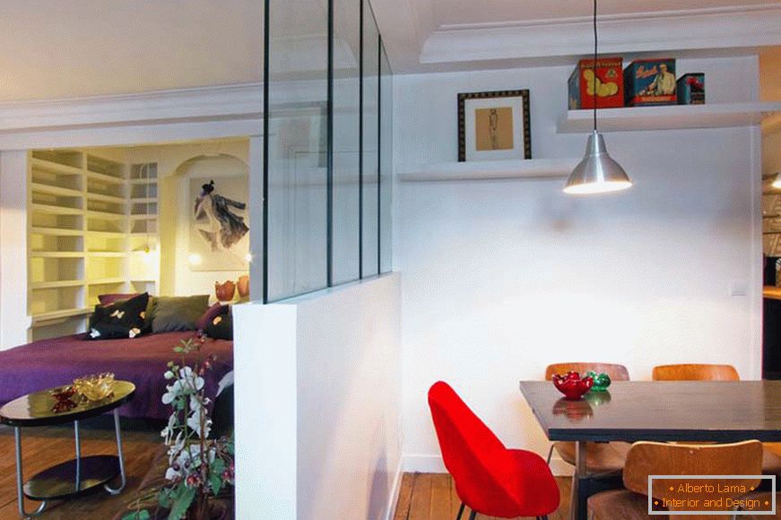 Divisória entre a sala de jantar e a sala de estar de um pequeno estúdio em Paris