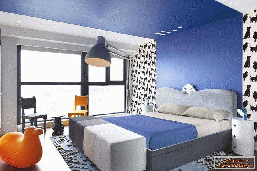 Quarto azul de um elegante apartamento em Pequim