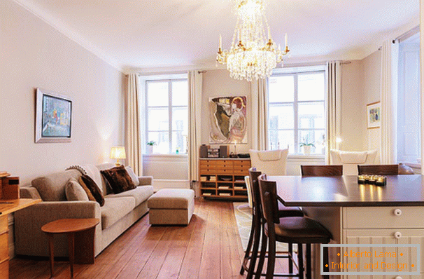 Sala de estar e sala de jantar apartamento em Estocolmo
