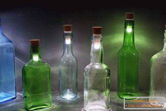 Lâmpadas de garrafas com suas próprias mãos foto