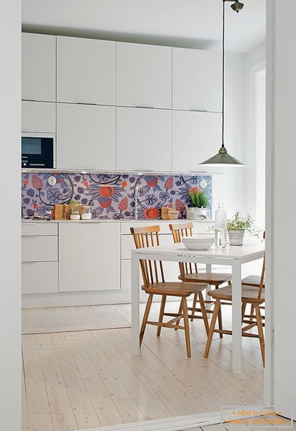 Interior da cozinha em estilo escandinavo com varanda