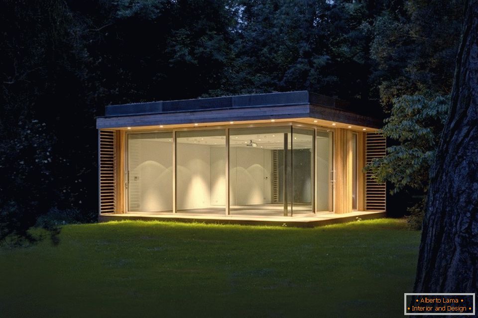 Casa ecológica com paredes de vidro
