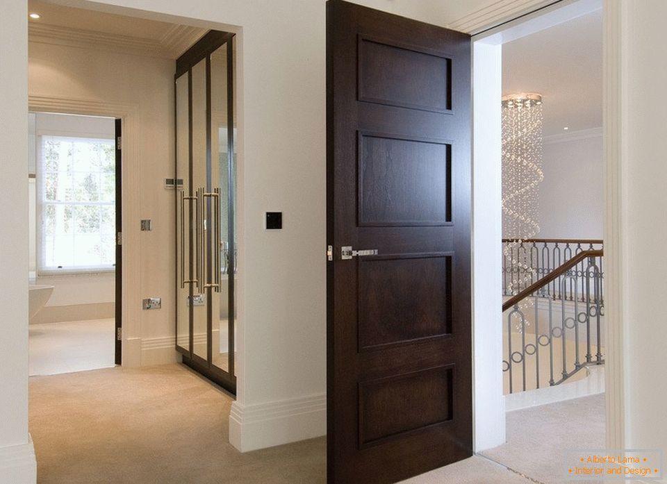 Uma porta de madeira simples para o quarto