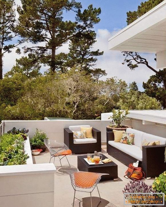 Abra o terraço de verão para a foto da casa em um estilo moderno