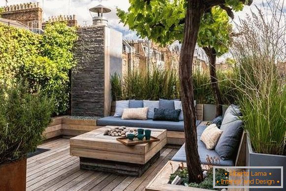 Esgrima de um terraço de madeira com plantas - foto