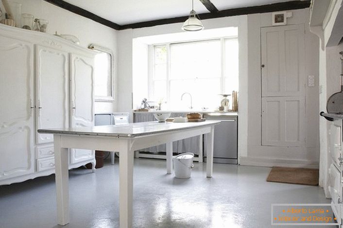 A cozinha branca no estilo inglês é o sonho das donas de casa, que se podem chamar adeptas dos clássicos.